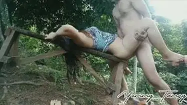 Gadis Cantik Pasrah Goyang Di Bawah Pohon poster