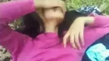 Gadis Cantik Pasrah Goyang Kasur Kebun poster