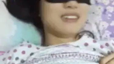 Gadis Cantik Pasrah Goyang Kasur Mata Ditutup poster