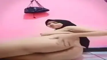 Gadis Jilbab Colmek Sembunyi Di Belakang Tas Nakal poster