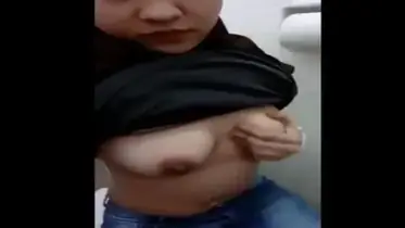 Gadis Jilbab Hitam Main Solo Di Toilet Umum poster