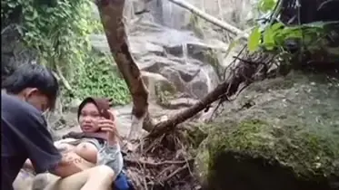 Ukhti Hijab Cantik Pasrah Goyang Air Terjun poster