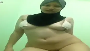 Video Bokep Hijab Striptis Bohay poster