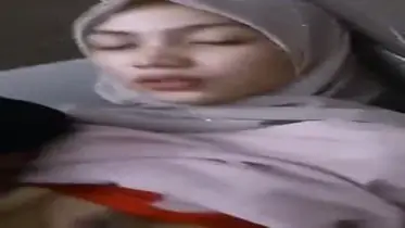 Video Sex Jilbab Pink Cantik Sange di Kamar Mandi poster