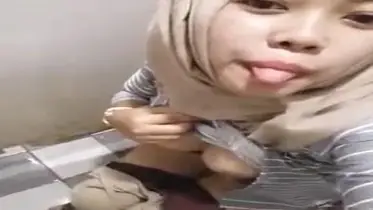Video Streaming Mahasiswi Hijab Pamer Susu poster